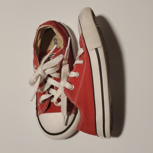 Classic Converse All Star, red and white, toddler size 9 - Picture 2 of 4